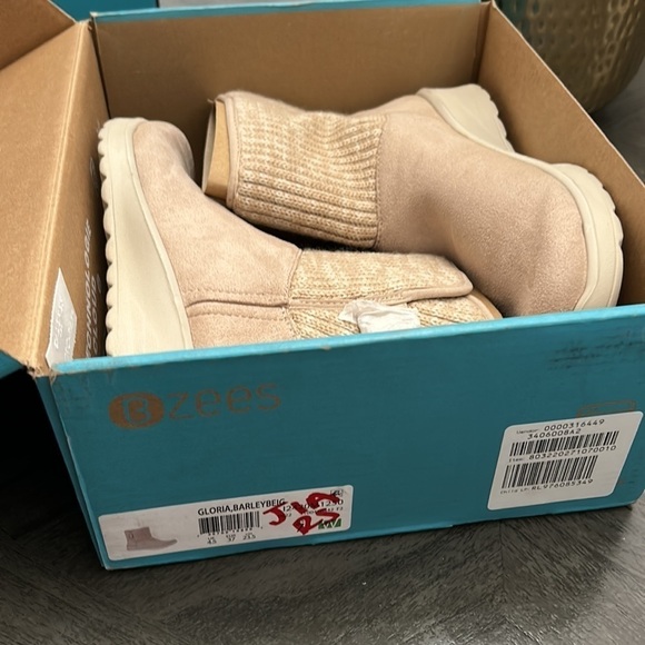 Women's BZEES Gloria Booties (WIDE) - Picture 2 of 11